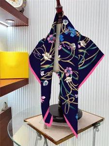 Détail d'un foulard en soie à imprimé floral sur fond bleu foncé avec des motifs fleurs roses
