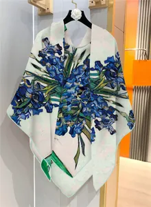 Detail eines Premium-Seidenschals mit Van-Gogh-Iris-Blumendruck in Blau und Weiß