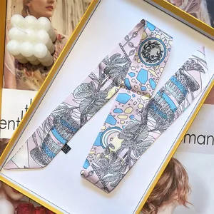 Makrodetail eines Seidenschals mit Blumendruck und Etikett für den Tasche-Griff