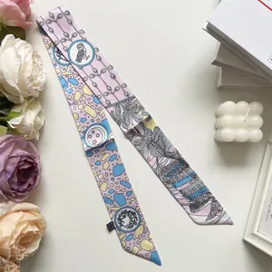 Detailaufnahme des Twilly-Schals mit Eulen- und Blumenmuster auf weißem Tisch