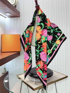 Détail d'un foulard en soie aux motifs floraux colorés sur fond noir pour femme