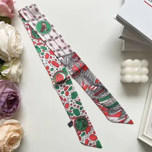 Detailaufnahme von Seidenschal mit Eulenmuster und floralen Motiven auf weißem Grund