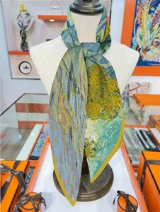 Detail eines Seidenschals mit Ölgemäldemuster und senfgelbem Rand am Mannequin