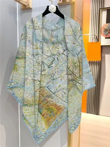 Makroansicht der handrollierten Kanten eines leichten Van Gogh Seidenschals für Damen