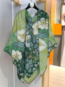 Detail eines Seidenschals mit floralem Ölgemälde-Druck und handgerollten Kanten