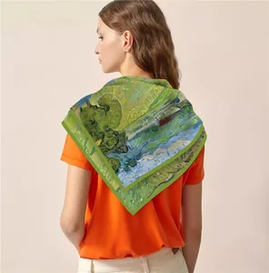 Detail der Drapierung eines 90cm Seidenschals mit grünem Ölgemälde-Druck im Impressionismus-Stil