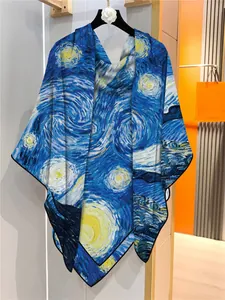 Detailansicht eines großen Seidenquadrats mit Van Gogh Sternennacht und Rollsaumkanten