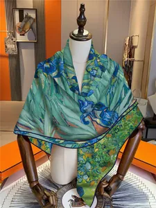 Detail von Van Gogh Iris Seidenschal, drapiert auf einer hölzernen Boutique-Schaufensterpuppe