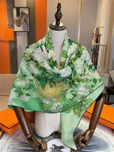 Detail eines grünen Seidenschals mit Van-Gogh-Rosendruck und handgerollten Kanten am Model