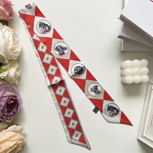 Détail d'un foulard étroit en soie avec écussons de chien vintage et motif losange