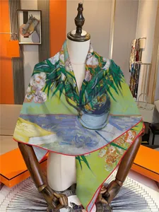 Detail der handrollierten Kanten an einem Seidenschal mit Van Goghs Oleander-Blumenmuster