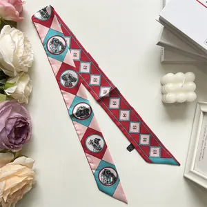 Détail macro d'un foulard étroit en soie à carreaux colorés et imprimés de chiens stylisés