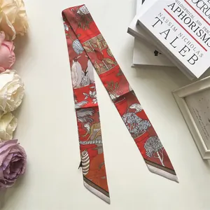 Macro detail van zijdeachtige twilly sjaal met retro oranje dier- en bloemtekeningen