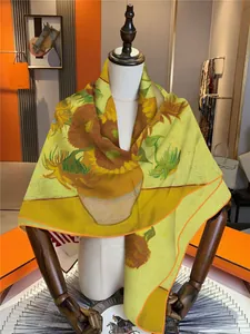 Detail eines Seidenschals mit Van Gogh Sonnenblumen-Druck auf elegantem Schaufenster
