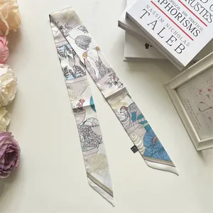 Detailopname van een elegante zijden Twilly-sjaal met bloemen- en dierenprints