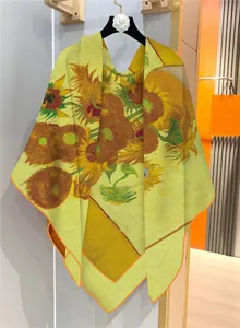 Detail eines Seidenschals mit Sonnenblumen-Kunstdruck und orangen Rollkanten am Bügel