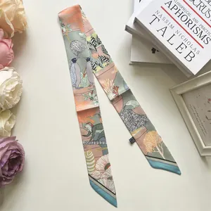 Macro detail van zijdeachtige twilly sjaal met schattige dieren- en bloemenprints