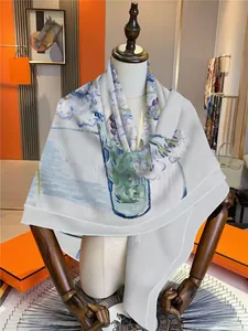 Nahaufnahme eines Seidenschals mit impressionistischem Irisdruck auf Vintage-Ständer