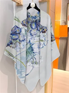 Detailstruktur des handgerollten Seidenschals mit floralem Ölgemälde im Van-Gogh-Stil