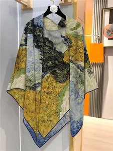 Detail eines Seidenschals mit Van Goghs Weizenfeld mit Zypressen und blauem Saumdesign