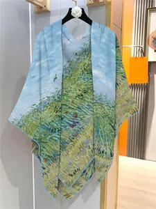 Detailansicht eines Seidenschals im Van-Gogh-Stil mit handrollierten Kanten am Kleiderbügel