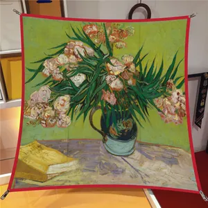 Carré en soie verte avec imprimé peinture Van Gogh Oléandres et bordure rouge