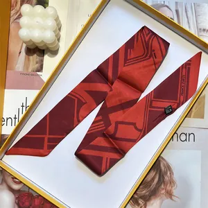 Dettaglio foulard in seta rosso vino a righe geometriche per borse fai-da-te moda