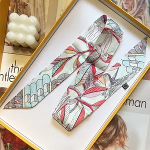 Pañuelo twilly de seda con estampado floral y aves en una caja de regalo premium