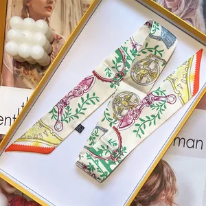 Elegante zijdeachtige lange sjaal met vintage paardenprint in een luxe geschenkdoos
