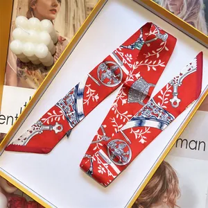Elegante rode zijden twilly sjaal met bloemen- en adelaarprint in oranje geschenkdoos