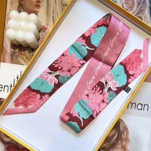 Foulard en soie floral avec imprimé love dans un coffret cadeau avec bougie