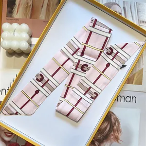 Rosa Twilly-Seidenschal mit geometrischem Schnallenmuster auf Modemagazin präsentiert