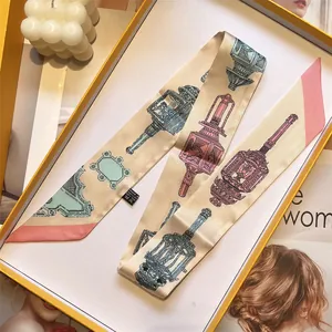 Elegante zijden twilly sjaal met vintage lantaarnprint en geschenkverpakking