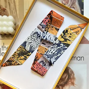 Écharpe longue en soie avec motifs léopard et floraux dans une boîte cadeau luxe