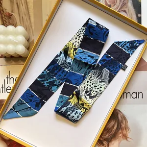 Élégant foulard twilly en soie à imprimé animal multicolore dans une boîte cadeau blanche