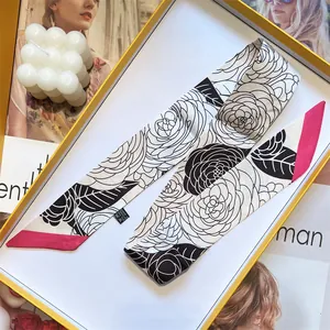 Élégant foulard en soie imprimé camélia pour poignées de sac avec accents fuchsia