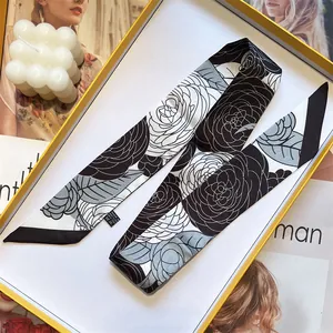Foulard twilly en soie avec imprimé floral de camélia noir et blanc sur plateau décoré