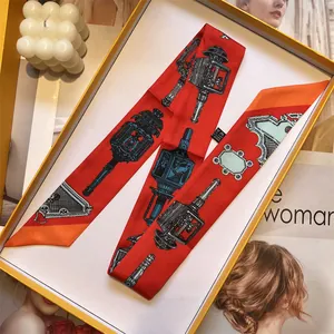 Elegante rode smalle zijden sjaal met vintage print in een gele geschenkdoos