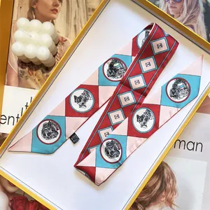 Élégant foulard twilly en soie avec imprimé bouledogue floral et boîte cadeau