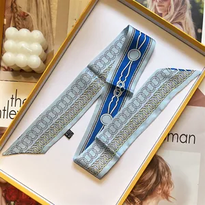 Foulard twilly en soie bleue avec motifs de chaînes dans un coffret cadeau