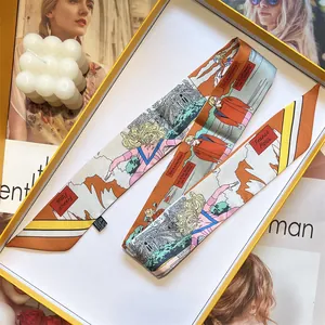 Scarf twilly in seta stile francese con stampa fumetto Parigi in elegante scatola gialla