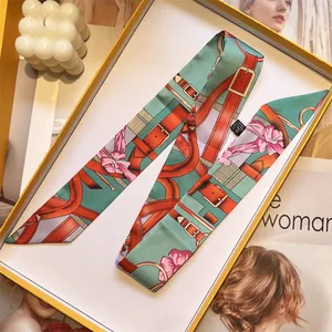 Eleganter Twilly-Schal mit Blumendruck und Gürtelmuster in einer Premium-Geschenkbox