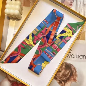 Eleganter Seidenschal mit Blumenmuster und Gürteldruck in gelber Geschenkbox