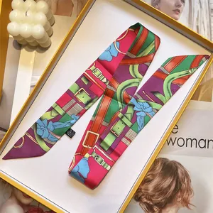 Eleganter Twilly-Seidenschal mit Blumenmuster und Gürtelmotiv für Handtaschengriffe