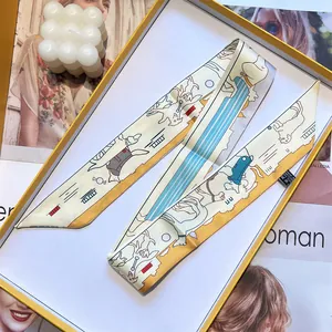 Schmales Seidentuch mit Hundemotiv in einer gelben Geschenkbox für Damen präsentiert
