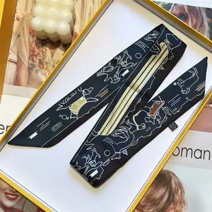Dunkelblauer Seidenschal mit Hundemuster in luxuriöser oranger Geschenkbox mit Deko-Kerze
