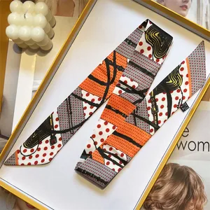 Pañuelo twilly de seda con estampado ecuestre, detalles naranja y gris en caja de regalo