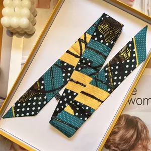 Pañuelo Twilly verde pavo real y amarillo con diseño de arnés de caballo en caja de regalo
