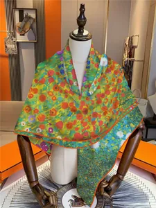 Détail des bords roulés à la main sur un carré de soie coloré avec motif floral impressionniste