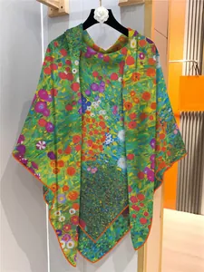 Détail d'un foulard aux motifs floraux artistiques avec bordure roulée orange vif